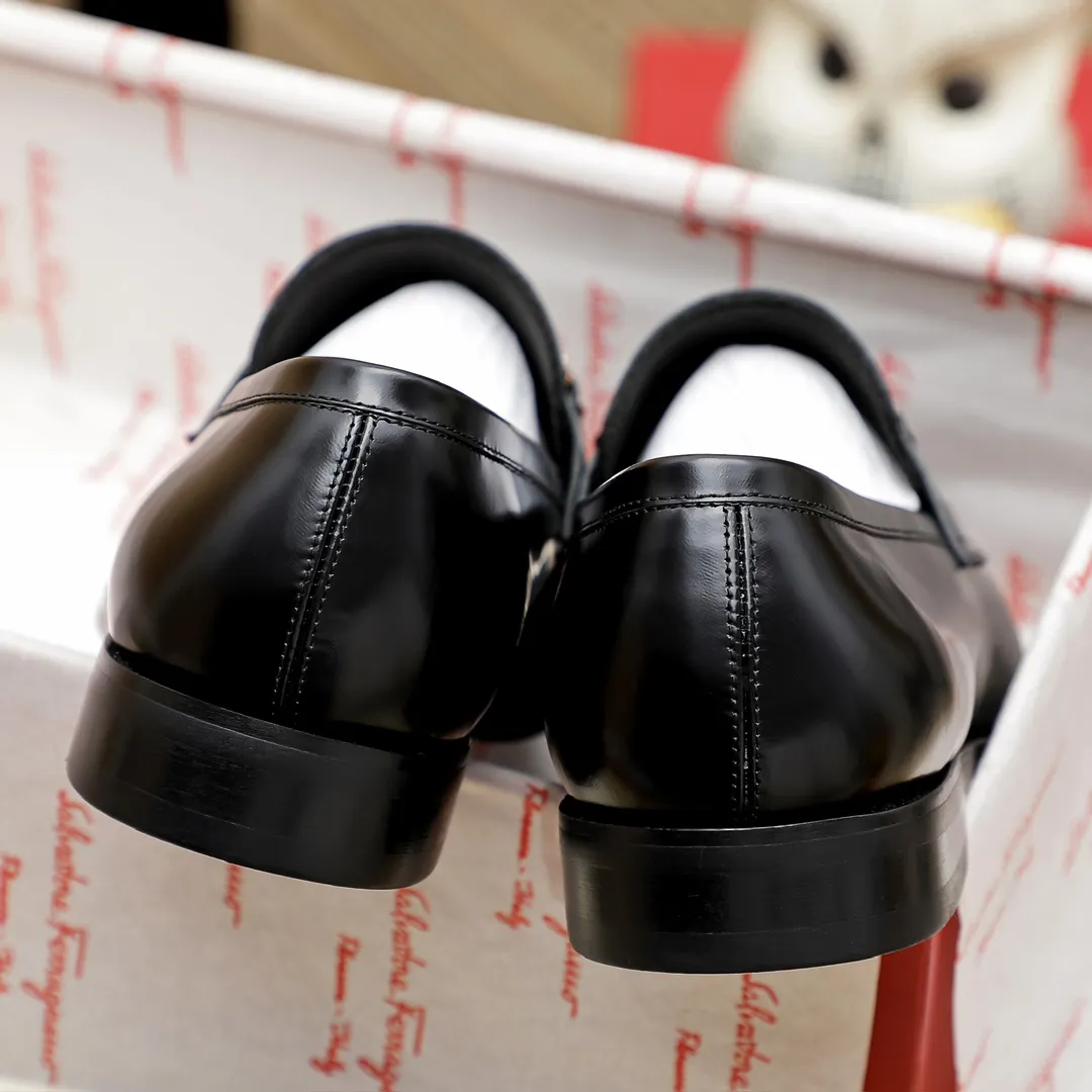 Factory price 460 🔥Ferragamo's new men's casual slip-on shoes🇨🇳Official website original 1:1 mold opening, original quality💯Fine workmanship, high-end luxury☘The upper is made of imported Italian first-layer cowhide🌴Water-dyed🐂Leather lining🍓Rubber wear-resistant and non-slip outsole, breathable and comfortable to wear🍍The first choice for high-grade men, black is optional! Code number 38-44 (45.46. Can be customized)